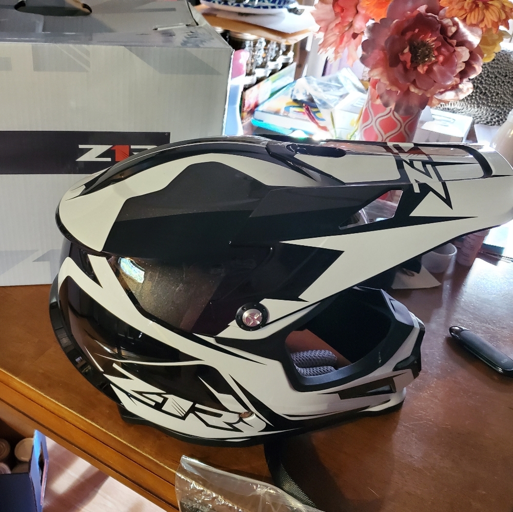 BRAND NEW Z1R HELMET